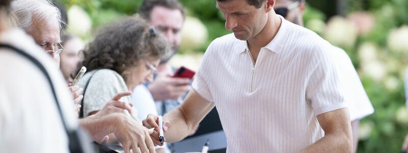 Thomas Müller machte die wartenden Fans am DFB-Teamhotel in Wolfsburg mit Autogrammen glücklich. - Foto: Swen Pförtner/dpa