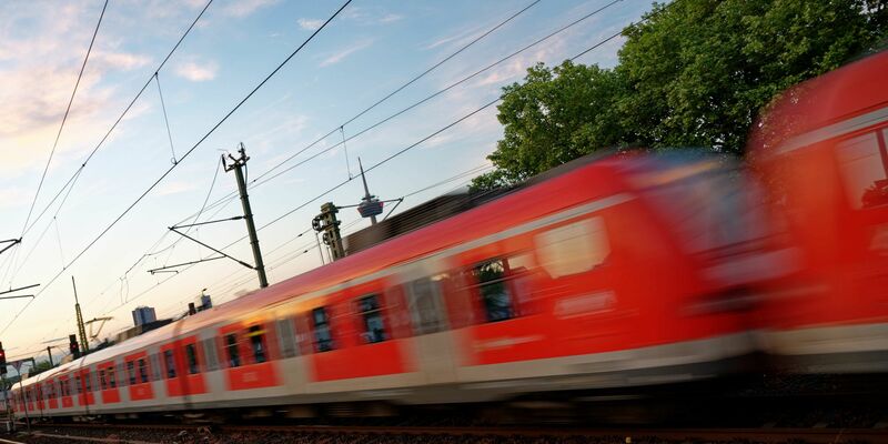 Rund zehn Millionen Fahrgäste bundesweit nutzten das Deutschlandticket jeweils in den Monaten Juli und August. - Foto: Henning Kaiser/dpa