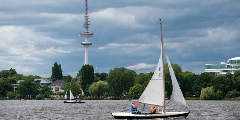 Segeln auf der Alster: Den Deutschen bleibt weniger Zeit für Freizeitaktivitäten. - Foto: Jonas Walzberg/dpa