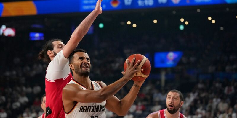 Johannes Thiemann (M) in Aktion gegen Georgiens Tronike Shengelia. - Foto: Hiro Komae/AP/dpa