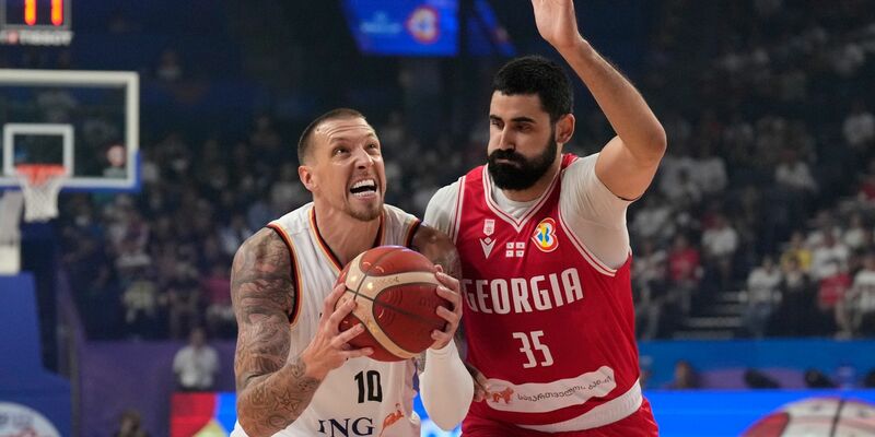 NBA-Profi Daniel Theis (l) gehört zu den Leistungsträgern in der deutschen Basketball-Nationalmannschaft. - Foto: Hiro Komae/AP/dpa