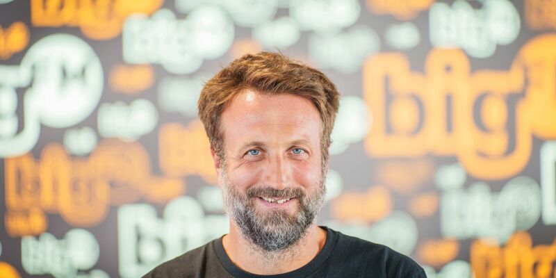 Paul Ripke, Podcaster/Influencer und Fotograf, steht im Sendestudio von bigFM. - Foto: Andreas Arnold/dpa