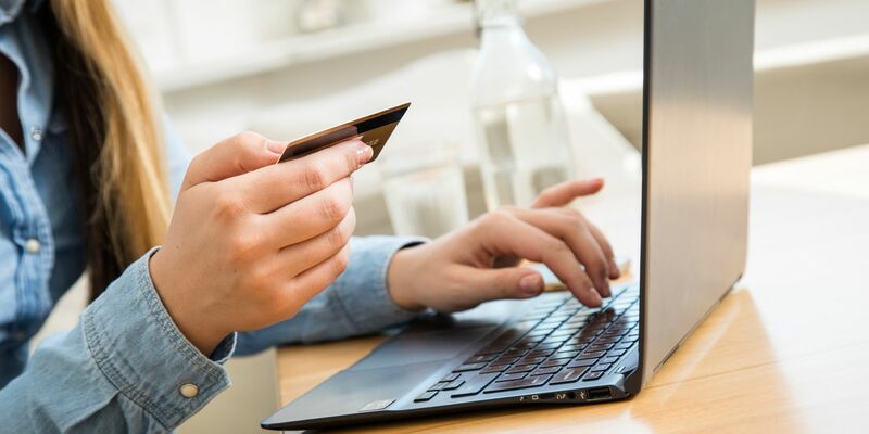 Vor allem jüngere Menschen nutzen nach Erkenntnissen der Schufa häufig die Möglichkeit, Einkäufe zum Beispiel im Online-Handel in Raten abzuzahlen. - Foto: Christin Klose/dpa