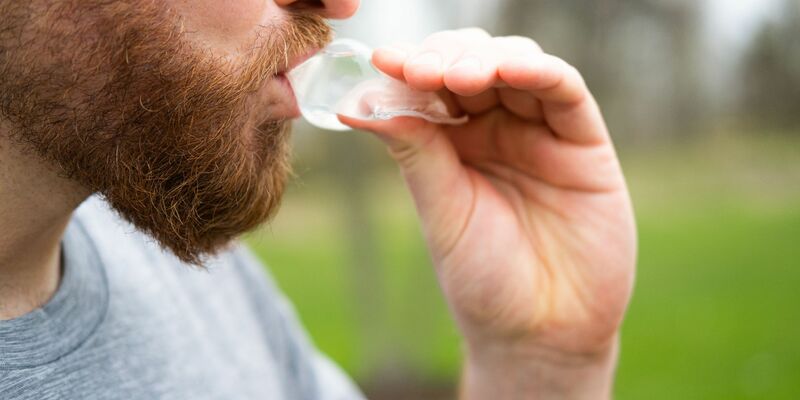 Ein Mann trinkt Wasser aus der kompostierbaren Verpackung des Start-up-Unternehmens Notpla. - Foto: -/Notpla/dpa