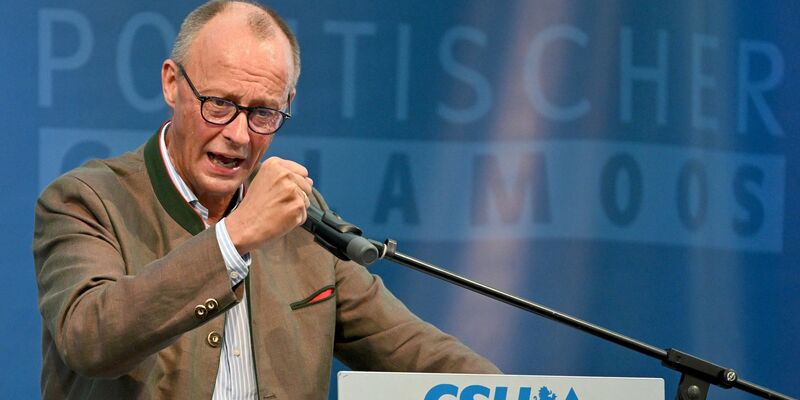 CDU-Chef Friedrich Merz spricht beim Politischen Frühschoppen Gillamoos. - Foto: Sven Hoppe/dpa