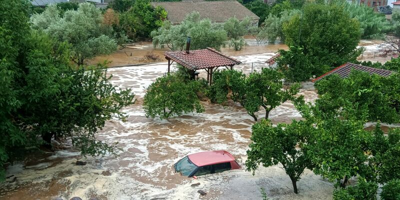 Bei schweren Unwettern ist in Mittelgriechenland ein Mensch ums Leben gekommen. Das Sturmtief «Daniel» sorgte in vielen Teilen Griechenlands für Überschwemmungen. - Foto: Thanasis Kalliaras/Eurokinissi/AP/dpa