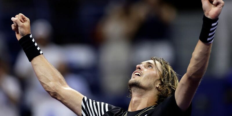 Tennis-Olympiasieger Alexander Zverev jubelt nach seinem Sieg. - Foto: Adam Hunger/AP/dpa