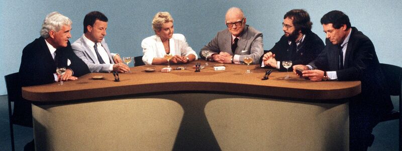 Fernseh-Moderator Werner Höfer (3.v.r.) im August 1987 mit seinen Gästen, darunter die ehemaligen Regierungssprecher Klaus Bölling (r) und Peter Boenisch (l). - Foto: Franz-Peter Tschauner/dpa