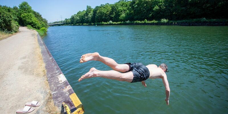 Ein junger Mann springt bei hochsommerlichem Wetter in den Rhein-Herne-Kanal. - Foto: Thomas Banneyer/dpa