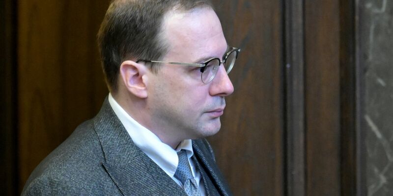 Der angeklagte ehemalige Burgschauspieler Florian Teichtmeister stand in Wien wegen Besitzes und Herstellung von Kinderpornografie vor Gericht. - Foto: Roland Schlager/APA/dpa