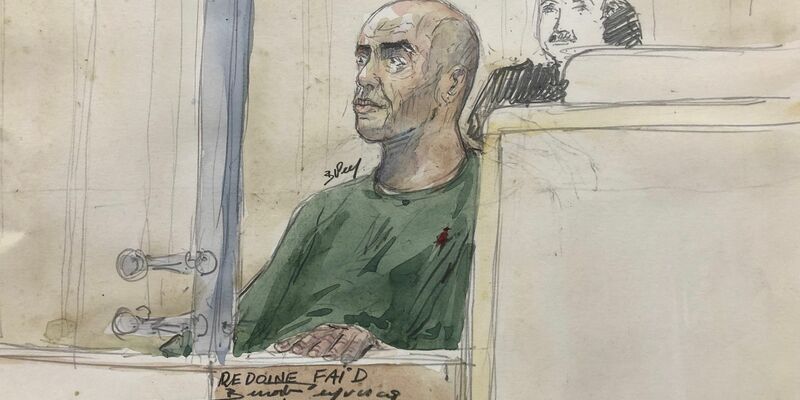 Diese Gerichtsskizze zeigt Rédoine Faïd zu Beginn seines Prozesses. - Foto: Benoit Peyrucq/AFP/dpa