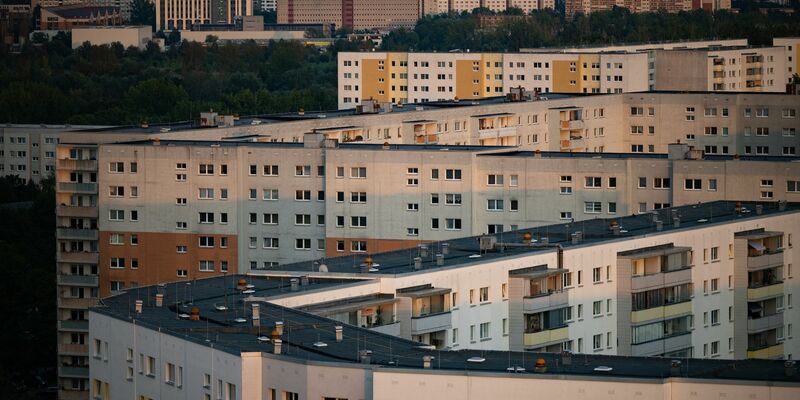 Plattenbauten im Berliner Stadtteil Neu-Hohenschönhausen. - Foto: Sebastian Gollnow/dpa