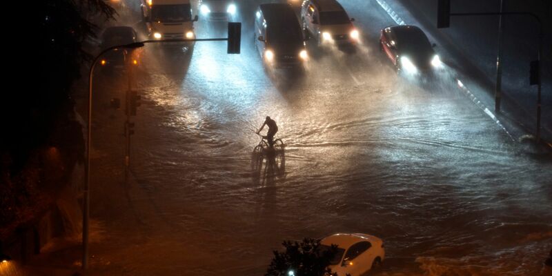 Eine Straße in Istanbul steht nach sturzartigen Regenfällen unter Wasser. - Foto: Khalil Hamra/AP/dpa