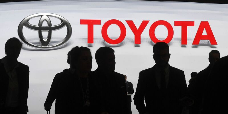 Der japanische Autoriese Toyota muss wegen eines Unfalls bei einem Zulieferer erneut Produktionsbänder in Japan stoppen. - Foto: Uli Deck/dpa