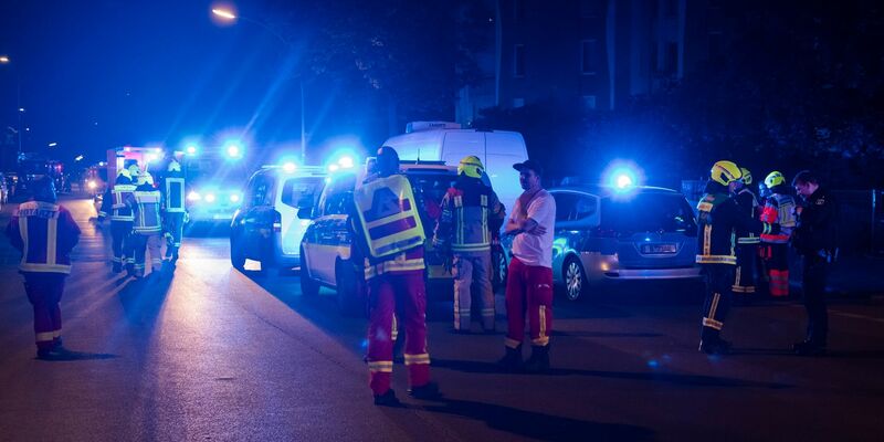 In Berlin-Neukölln kam es in der Nacht zum Mittwoch zu einer Schlägerei mit etlichen Beteiligten, bei der auch Beamte verletzt wurden. - Foto: Paul Zinken/dpa