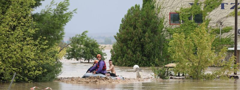 Hochwasser umgibt Häuser und Bauernhöfe nach dem Rekordregen in der Region Thessalien. - Foto: Vaggelis Kousioras/AP/dpa