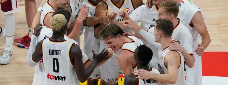 Die deutschen Basketballer feiern den Einzug ins WM-Halbfinale. - Foto: Aaron Favila/AP/dpa