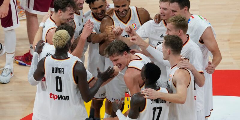 Die deutschen Basketballer feiern den Einzug ins WM-Halbfinale. - Foto: Aaron Favila/AP/dpa