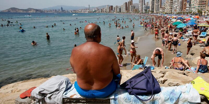 Sonnenhungrige am Strand von Benidorm. - Foto: Manuel Lorenzo/EFE/epa/dpa