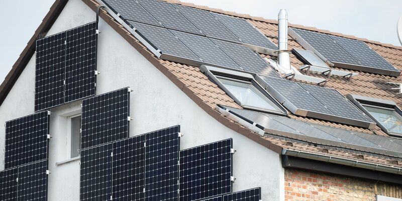 Solarpanele sind an der Fassade und auf dem Dach eines Hauses in Frankfurt befestigt. - Foto: Sebastian Gollnow/dpa