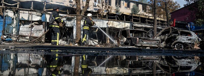 Nach dem Beschuss eines Marktplatzes in der ostukrainischen Stadt Kostjantyniwka löschen Rettungskräfte ein Feuer. - Foto: Evgeniy Maloletka/AP/dpa