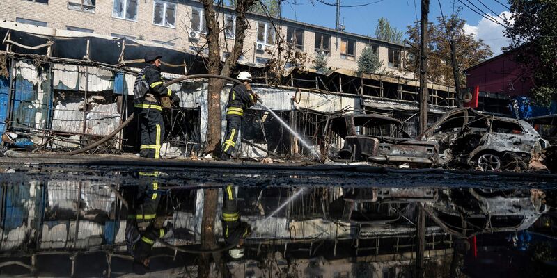 Nach dem Beschuss eines Marktplatzes in der ostukrainischen Stadt Kostjantyniwka löschen Rettungskräfte ein Feuer. - Foto: Evgeniy Maloletka/AP/dpa
