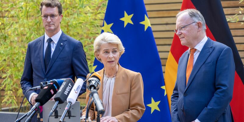 EU-Kommissionspräsidentin Ursula von der Leyen (M), Nordrhein-Westfalens Ministerpräsident Hendrik Wüst (l) und Niedersachsens Ministerpräsident Stephan Weil geben nach dem Treffen ihre Statements ab. - Foto: Thomas Banneyer/dpa