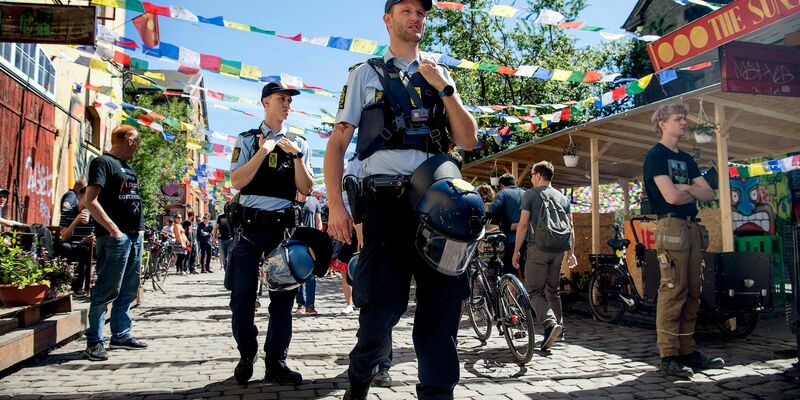 Eine Polizeistreife kontrolliert die Pusher Street in der alternativen Siedlung Christiania. - Foto: Nils Meilvang/Ritzau Scanpix/AP/dpa