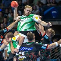 Im Dezember in einer kniffligen Szene verwickelt: Berlins Lasse Andersson (r). - Foto: Andreas Gora/dpa