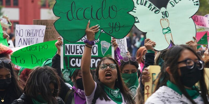 Frauen protestieren am 28.09.2022 in Mexiko-Stadt für das Recht auf sichere Abtreibung. - Foto: Marco Ugarte/AP/dpa
