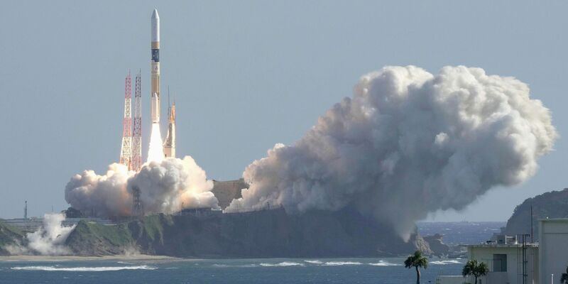 Eine japanische Trägerrakete vom Typ H2A hebt von der Startrampe des Tanegashima Space Center in Kagoshima im Süden des Landes ab. - Foto: Uncredited/Kyodo News/AP/dpa