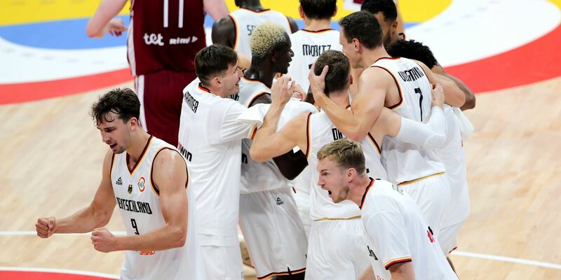 Die deutschen Basketballer habvn sich für die Olympischen Spiele 2024 in Paris qualifiziert. - Foto: Matthias Stickel/dpa