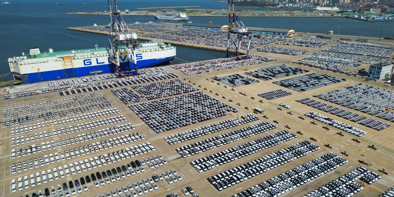 Neue Fahrzeuge für den Export stehen verladebereit an einer Hafenanlage in Yantai in der ostchinesischen Provinz Shandong. - Foto: Uncredited/CHINATOPIX/AP