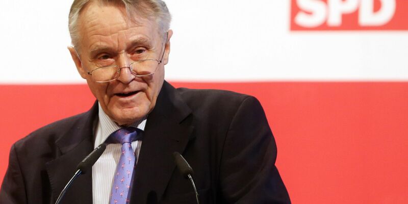 Hans-Ulrich Klose im Februar 2013 auf dem Landesparteitag der Hamburger SPD. - Foto: picture alliance / dpa