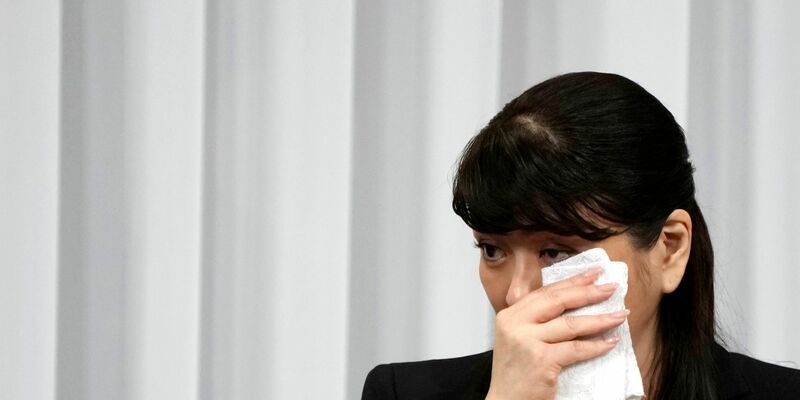 Julie Keiko Fujishima, scheidende Präsidentin des Unterhaltungsunternehmens Johnny & Associates Inc. während der Pressekonferenz. - Foto: Eugene Hoshiko/AP/dpa