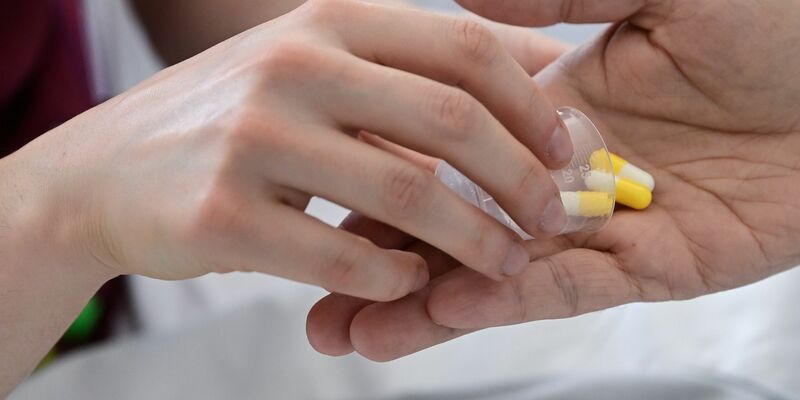 Mögliche Wechsel- oder Nebenwirkungen: Die Einnahme von bestimmten Medikamenten birgt für Ältere ein höheres Risiko. - Foto: Bernd Weißbrod/dpa