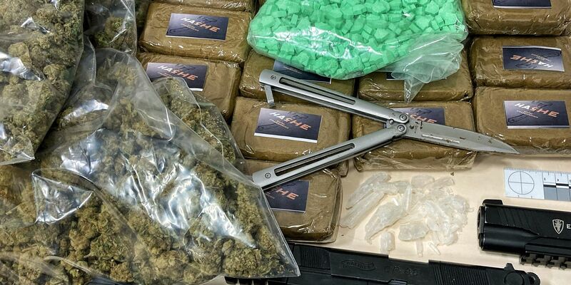 Bei Razzia am Niederrhein stellte die Polizei  Drogen und Waffen sicher. - Foto: Polizei Mönchengladbach/dpa