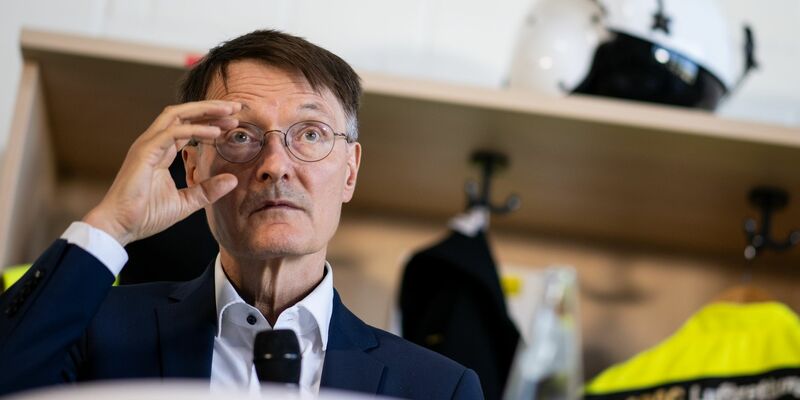 Bundesgesundheitsminister Karl Lauterbach will die Rettungsdienste mit Reformen stärken. - Foto: Sebastian Christoph Gollnow/dpa