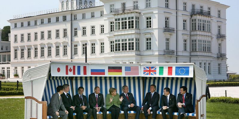 Angela Merkel sitzt zusammen mit anderen Regierungschefs in einem XXL-Strandkorb beim G8-Gipfel in Heiligendamm im Jahr 2007. - Foto: picture alliance / dpa