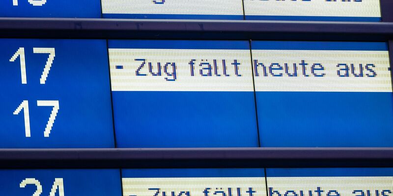 Arbeiter reparieren die abgerissene Oberleitung. Im Münchener Hauptbahnhof standen an fast allen Gleisen Züge still. - Foto: Lennart Preiss/dpa
