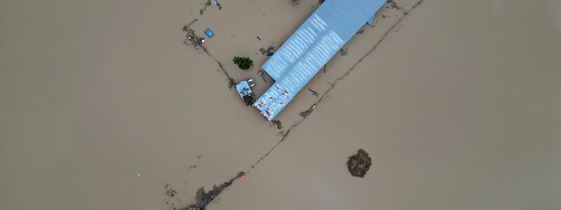 Hochwasser und Schlamm bedecken das Land nach dem Rekordregen in der Region Thessalien. - Foto: Vaggelis Kousioras/AP/dpa