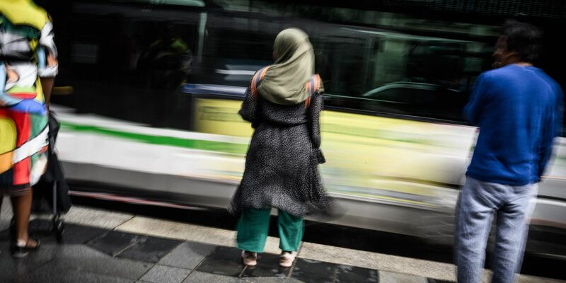 An Frankreichs Schulen sind lange traditionell aus arabischen Ländern stammende Gewänder verboten. - Foto: Loic Venance/AFP/dpa