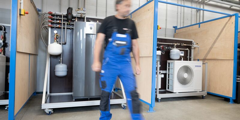 Das «Wärmepumpenlabor» der Handwerkskammer Potsdam in Groß Kreutz. Heute soll im Bundestag über das Gebäudeenergiegesetz debattiert und abgestimmt werden. - Foto: Sebastian Christoph Gollnow/dpa