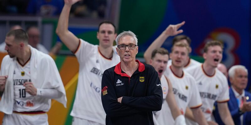 Mit Bundestrainer Gordon Herbert kam der Erfolg zur deutschen Basketball-Nationalmannschaft. - Foto: Michael Conroy/AP/dpa