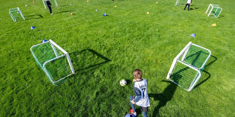 Die geplante Nachwuchsreform im Deutschen Fußball-Bund stößt auf teils heftige Kritik. - Foto: Robert Michael/dpa-Zentralbild/dpa