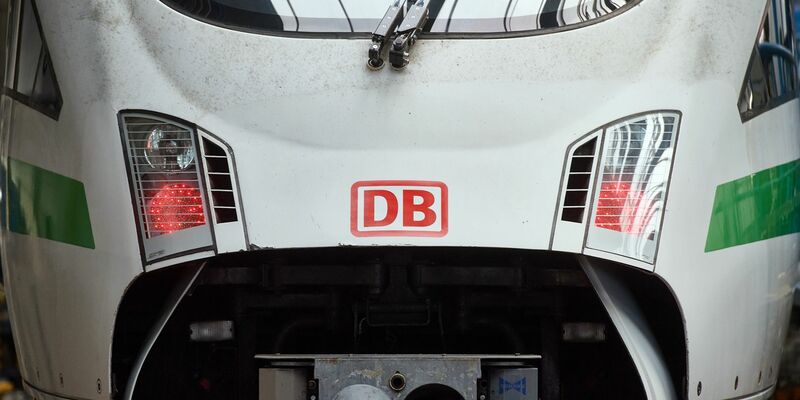 Das Logo der Deutschen Bahn ist auf einem ICE zu sehen. - Foto: Bernd Thissen/dpa/Symbolbild