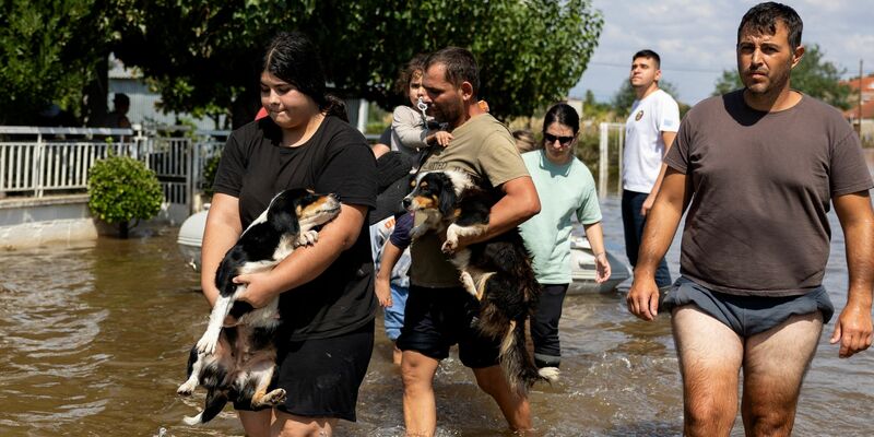 Soldaten ziehen im überschwemmten Dorf Palamas nahe der Stadt Karditsa ein Schlauchboot mit Evakuierten. - Foto: Yorgos Karahalis/dpa