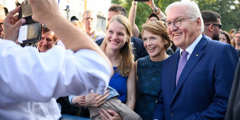 Bundespräsident Frank-Walter Steinmeier und seine Frau Elke Büdenbender lassen sich beim Bürgerfest mit Gästen fotografieren. - Foto: Bernd von Jutrczenka/dpa