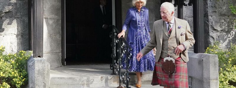 König Charles III. und Königin Camilla verlassen die Kirche Crathie Kirk in der Nähe von Balmoral. - Foto: Andrew Milligan/PA Wire/dpa