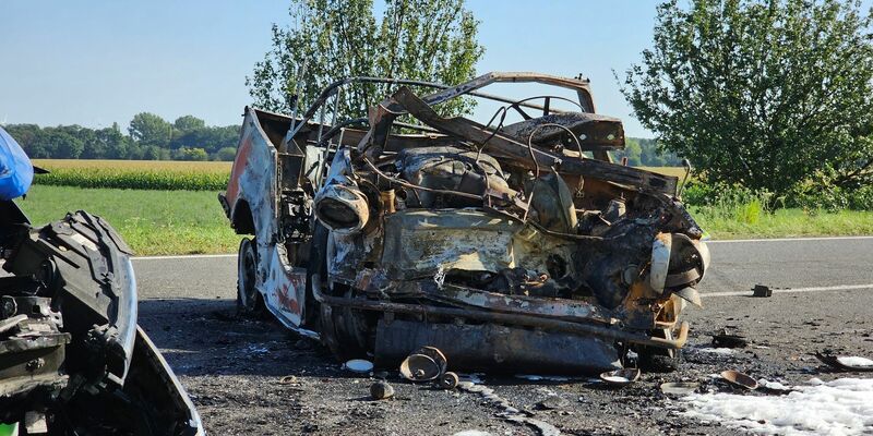 Drei Menschen fanden bei einem schweren Unfall den Tod. - Foto: Tobias Junghannß/TNN/dpa